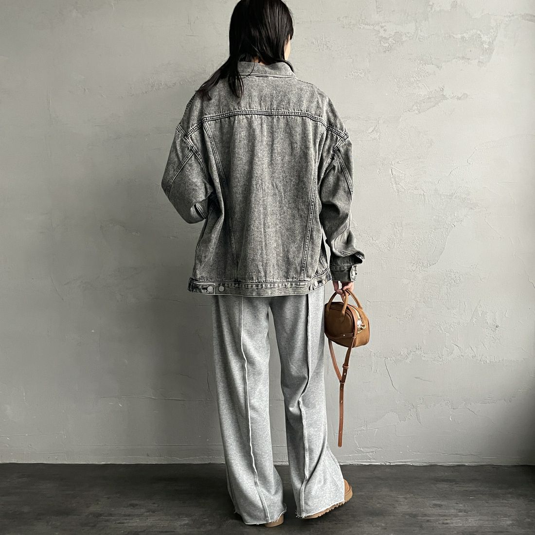 nenom [ネノム] アウトシーム スウェットパンツ [NE25132015] 06 T.GRAY &&モデル身長：160cm 着用サイズ：F&&