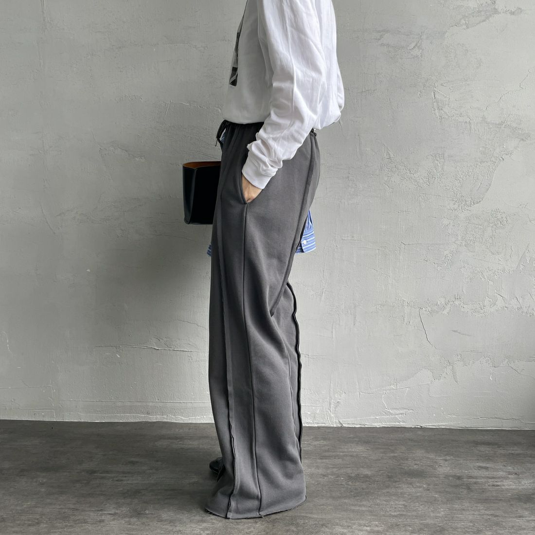 nenom [ネノム] アウトシーム スウェットパンツ [NE25132015] 08 CHARCOA &&モデル身長：158cm 着用サイズ：F&&