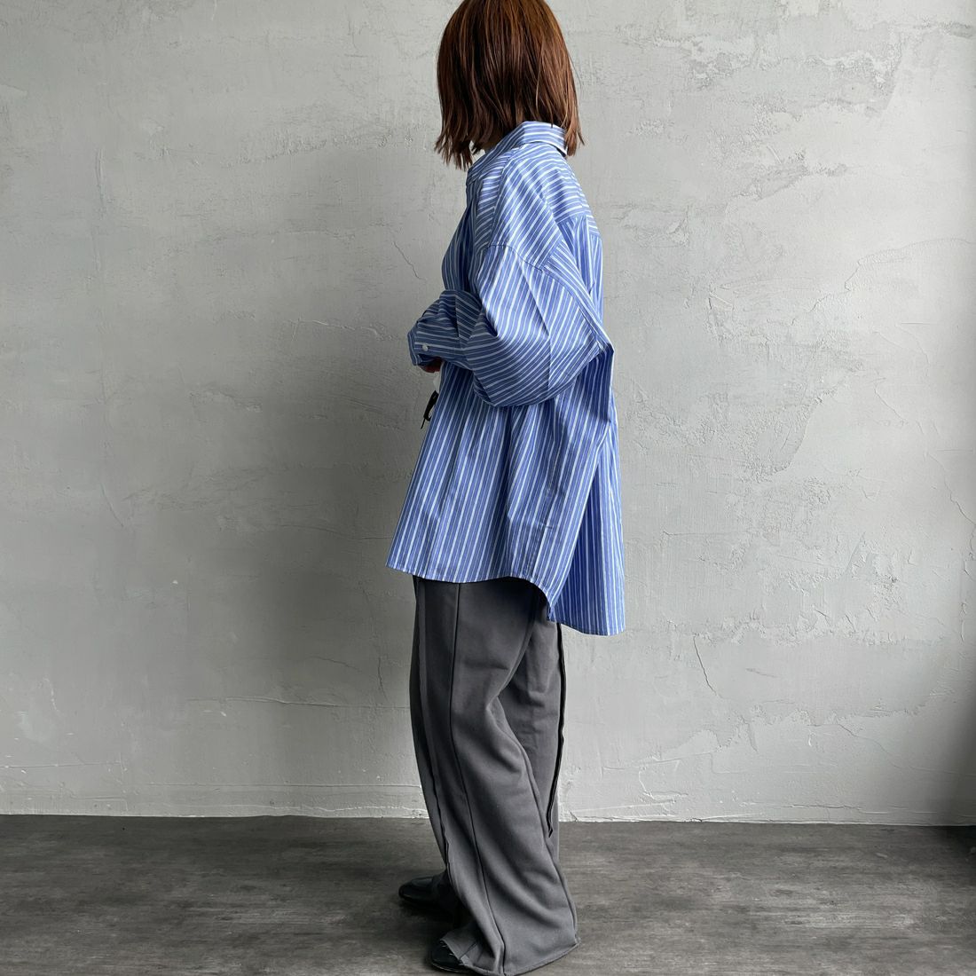 nenom [ネノム] アウトシーム スウェットパンツ [NE25132015] 08 CHARCOA &&モデル身長：158cm 着用サイズ：F&&