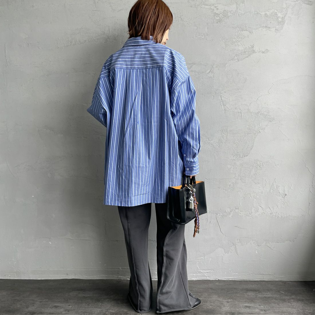 nenom [ネノム] アウトシーム スウェットパンツ [NE25132015] 08 CHARCOA &&モデル身長：158cm 着用サイズ：F&&