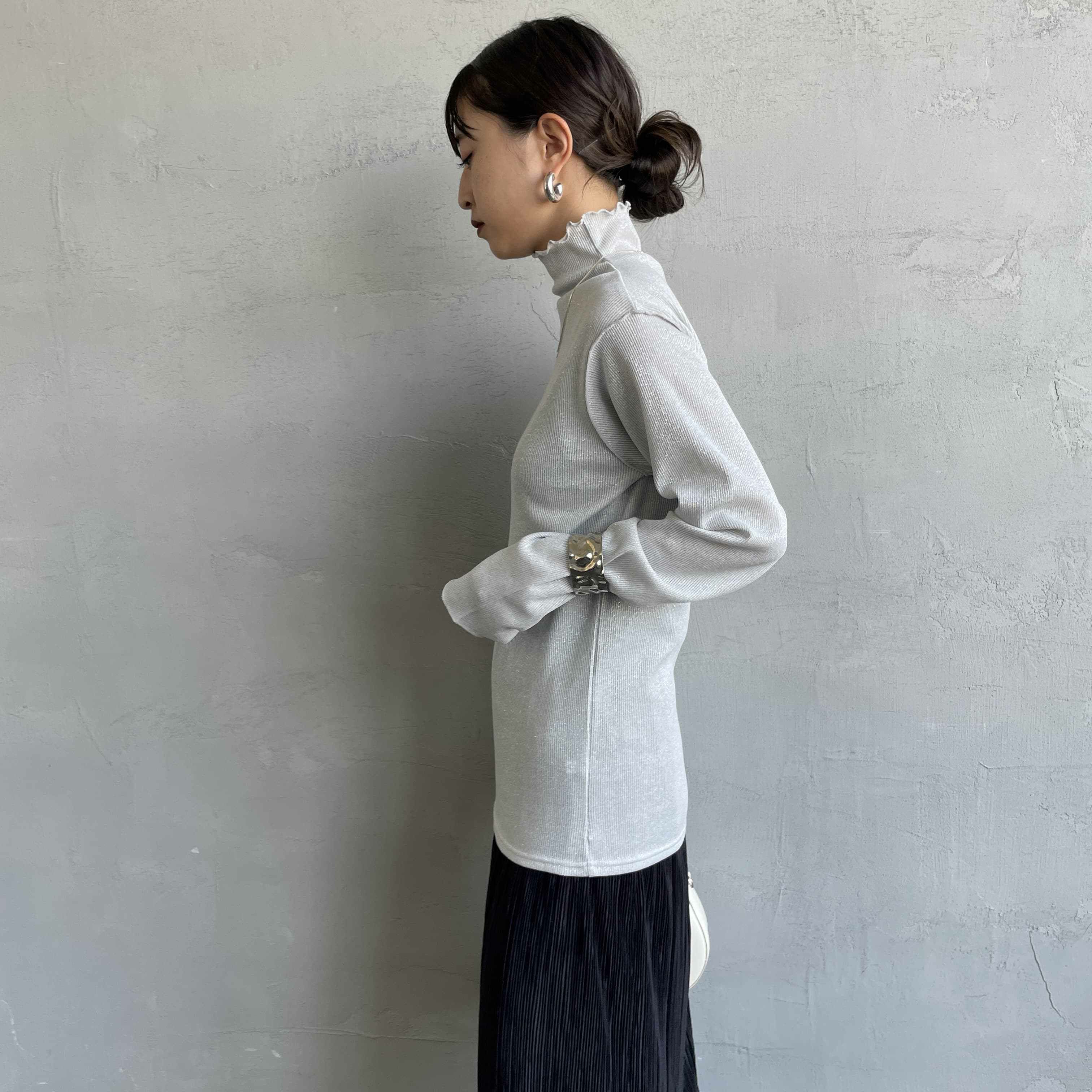 nenom [ネノム] ハイネックラメニットソー [NE25132016] 02 OFF &&モデル身長：150cm 着用サイズ：F&&