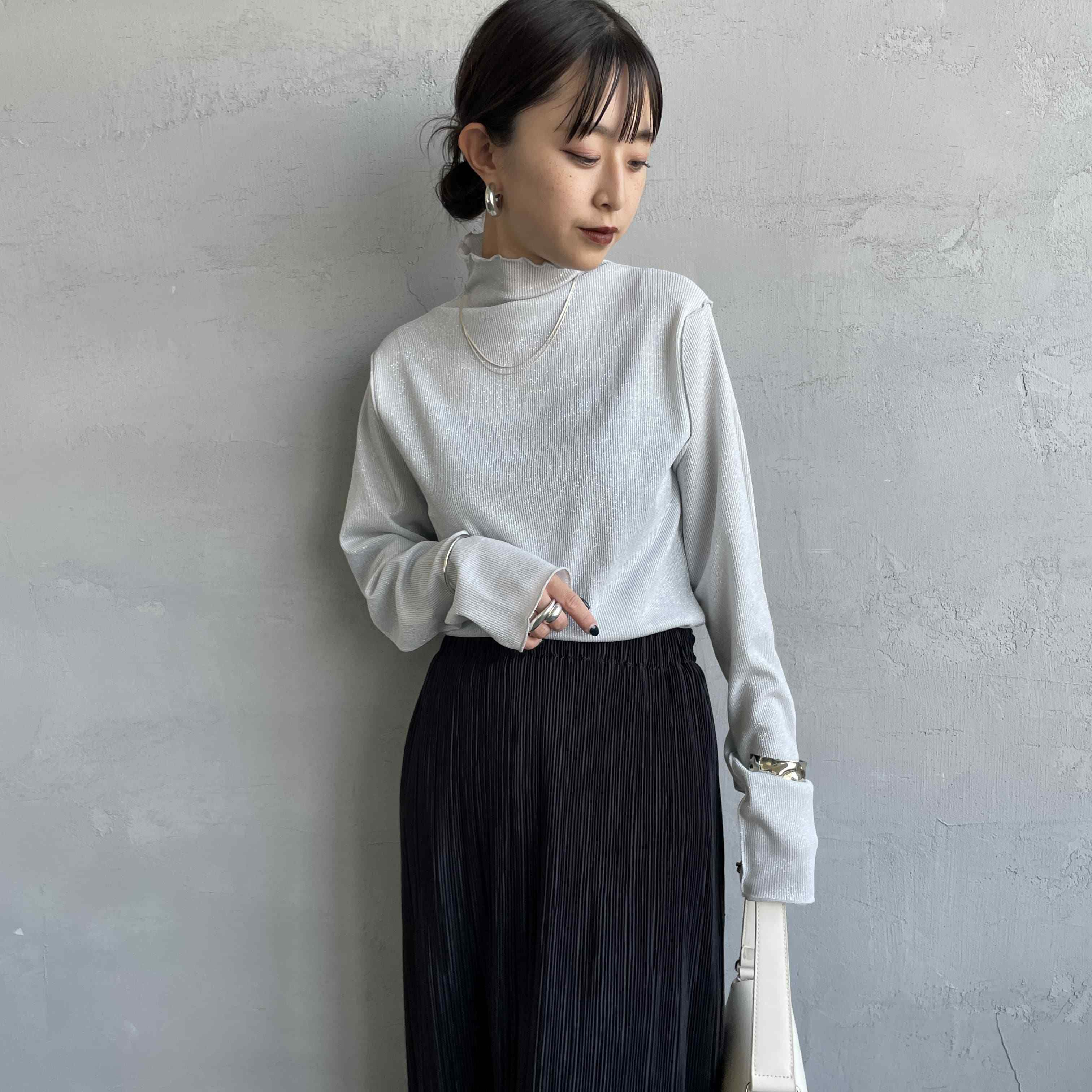 nenom [ネノム] ハイネックラメニットソー [NE25132016] 02 OFF &&モデル身長：150cm 着用サイズ：F&&