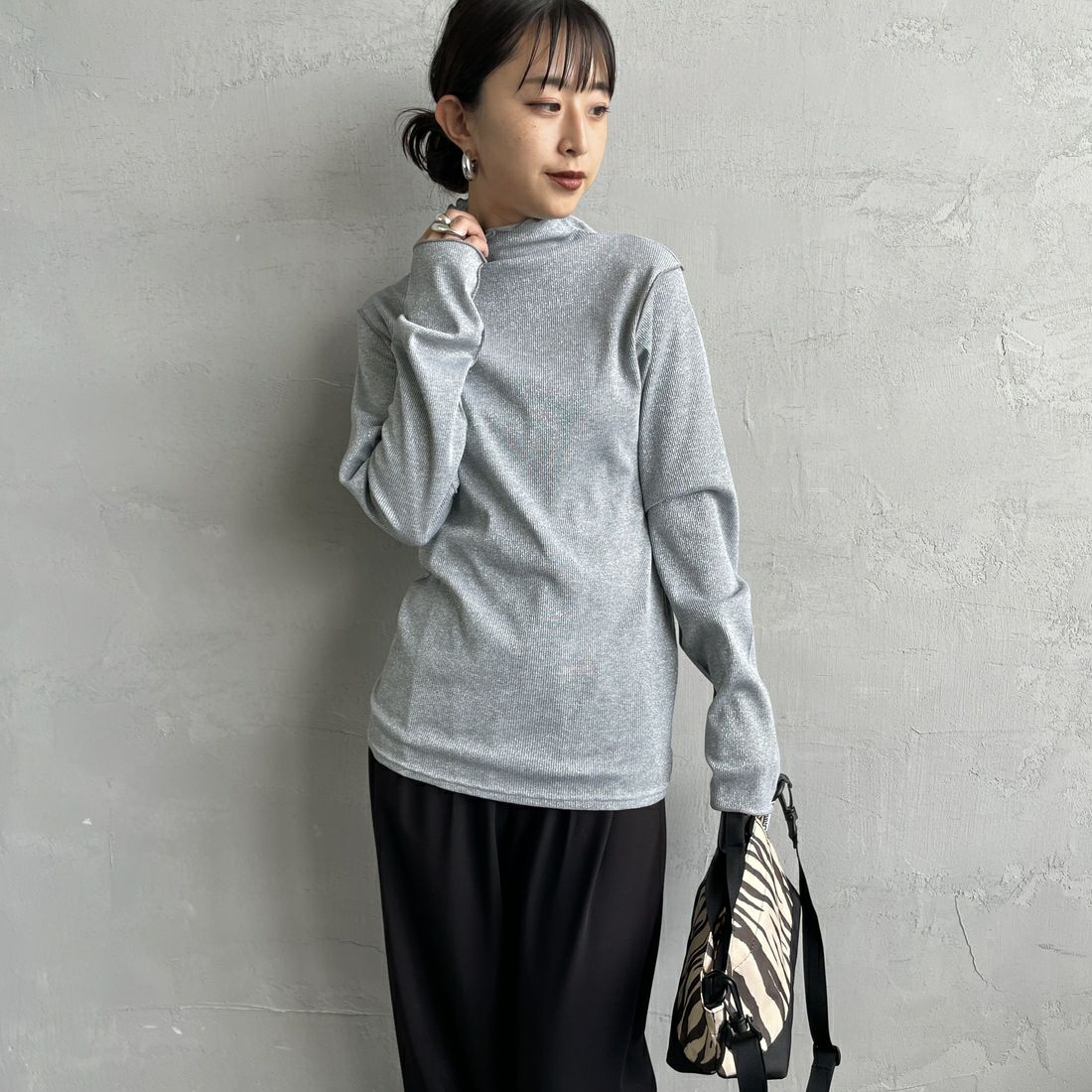nenom [ネノム] ハイネックラメニットソー [NE25132016] 07 GRAY &&モデル身長：150cm 着用サイズ：F&&