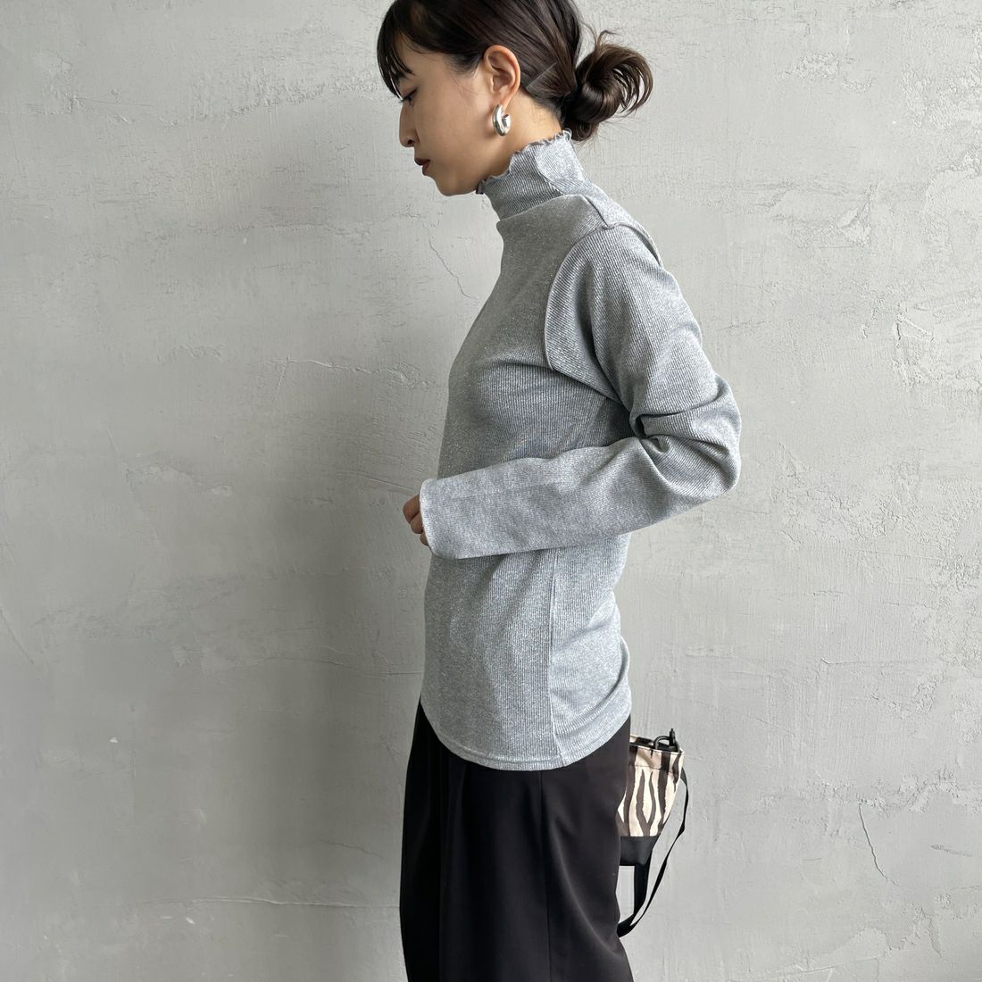 nenom [ネノム] ハイネックラメニットソー [NE25132016] 07 GRAY &&モデル身長：150cm 着用サイズ：F&&