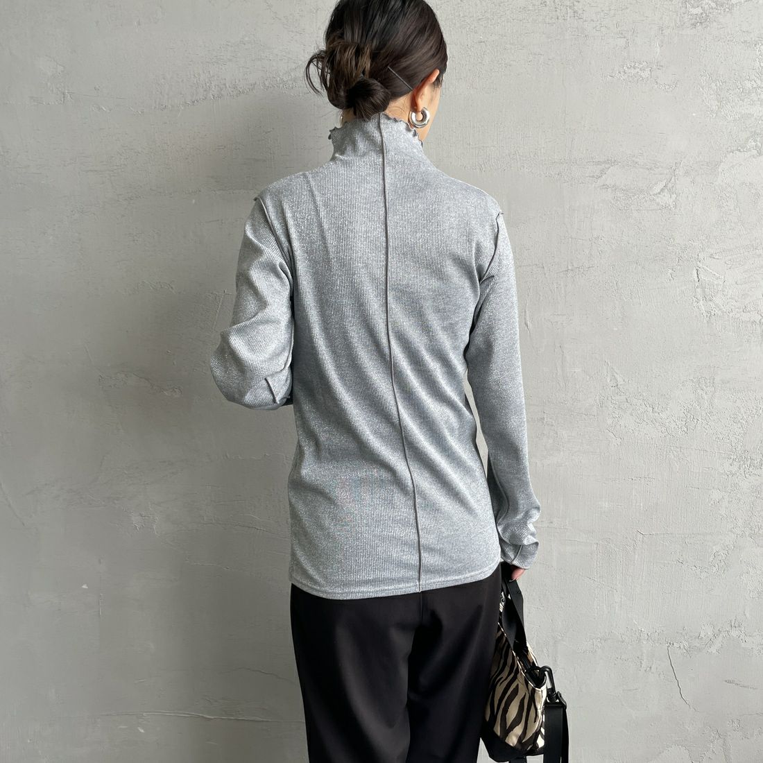 nenom [ネノム] ハイネックラメニットソー [NE25132016] 07 GRAY &&モデル身長：150cm 着用サイズ：F&&