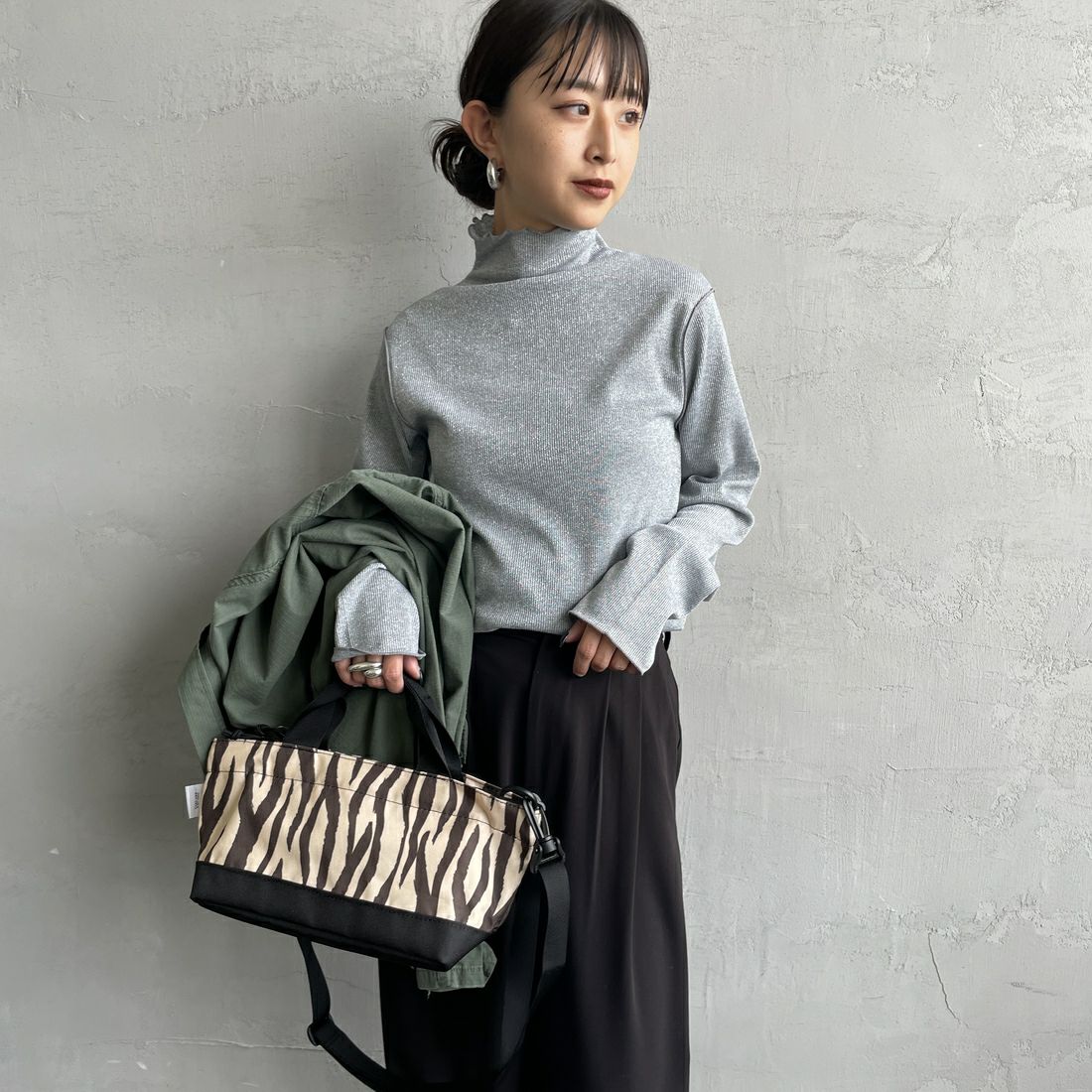 nenom [ネノム] ハイネックラメニットソー [NE25132016] 07 GRAY &&モデル身長：150cm 着用サイズ：F&&