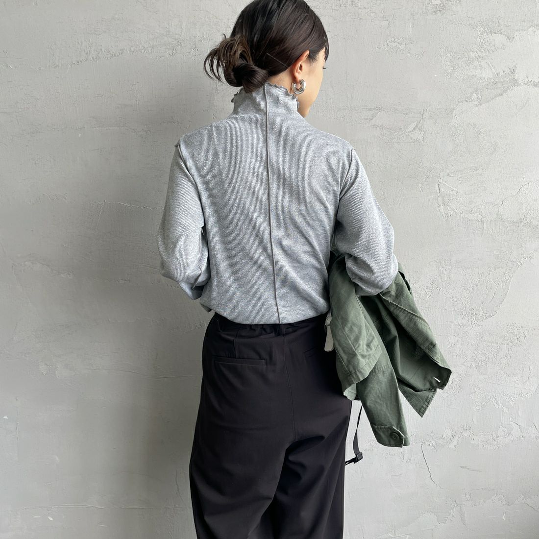 nenom [ネノム] ハイネックラメニットソー [NE25132016] 07 GRAY &&モデル身長：150cm 着用サイズ：F&&