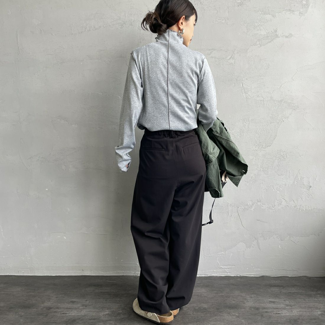 nenom [ネノム] ハイネックラメニットソー [NE25132016] 07 GRAY &&モデル身長：150cm 着用サイズ：F&&