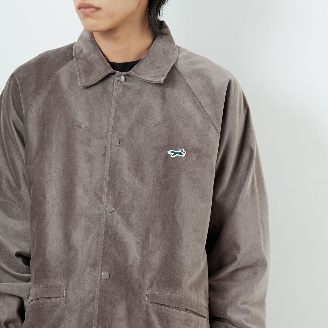 THE FOX [ザフォックス] 別注 ワンポイントロゴ ラグランスリーブコーチジャケット [PN25F002-JF] BEIGE &&モデル身長：179cm 着用サイズ：L&&