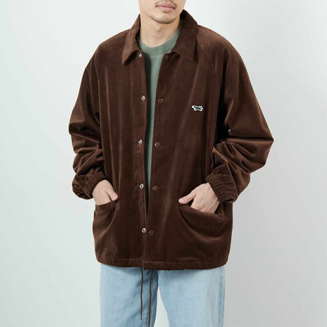 THE FOX [ザフォックス] 別注 ワンポイントロゴ ラグランスリーブコーチジャケット [PN25F002-JF] BROWN &&モデル身長：168cm 着用サイズ：L&&
