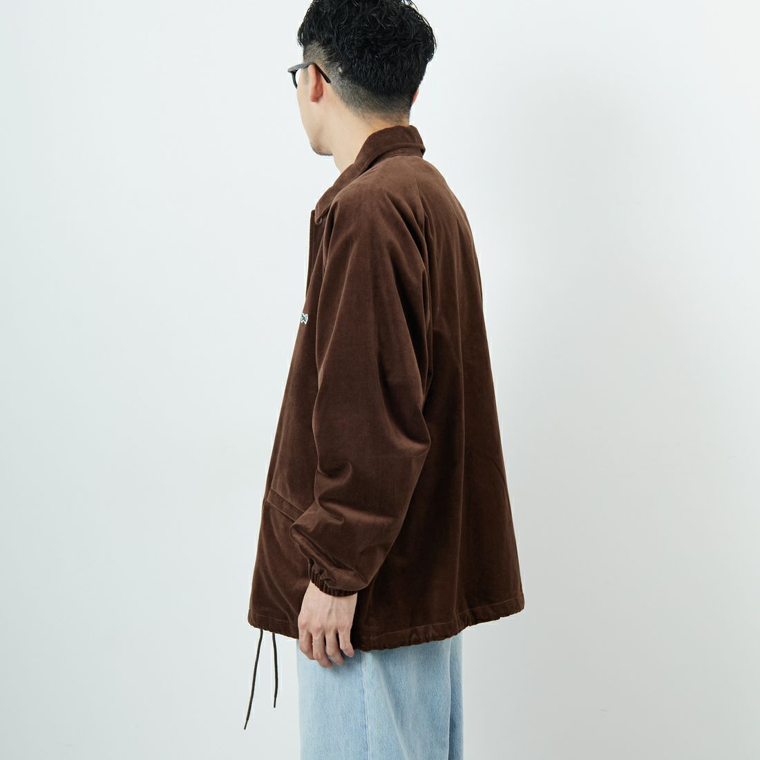 THE FOX [ザフォックス] 別注 ワンポイントロゴ ラグランスリーブコーチジャケット [PN25F002-JF] BROWN &&モデル身長：168cm 着用サイズ：L&&