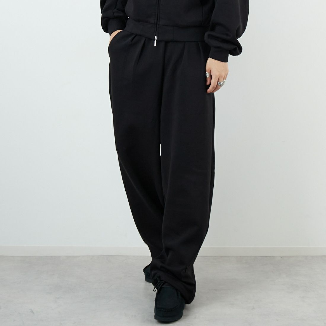 Noir Fabrik [ヌワールファブリック] コットンダンボールカーブスウェットパンツ [653710] BLACK &&モデル身長：179cm 着用サイズ：L&&