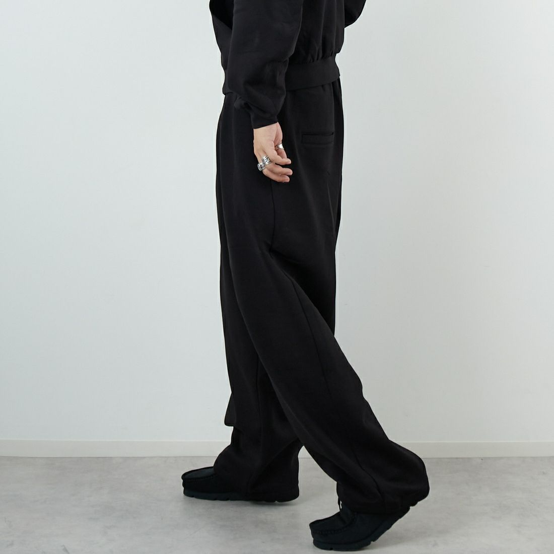 Noir Fabrik [ヌワールファブリック] コットンダンボールカーブスウェットパンツ [653710] BLACK &&モデル身長：179cm 着用サイズ：L&&