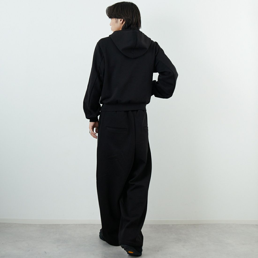 Noir Fabrik [ヌワールファブリック] コットンダンボールカーブスウェットパンツ [653710] BLACK &&モデル身長：179cm 着用サイズ：L&&