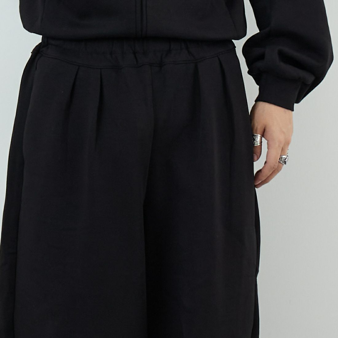 Noir Fabrik [ヌワールファブリック] コットンダンボールカーブスウェットパンツ [653710] BLACK &&モデル身長：179cm 着用サイズ：L&&