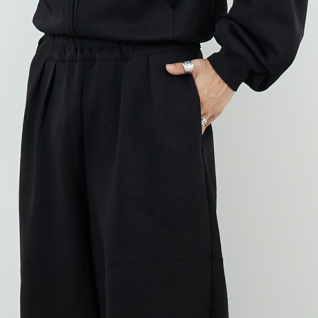 Noir Fabrik [ヌワールファブリック] コットンダンボールカーブスウェットパンツ [653710] BLACK &&モデル身長：179cm 着用サイズ：L&&