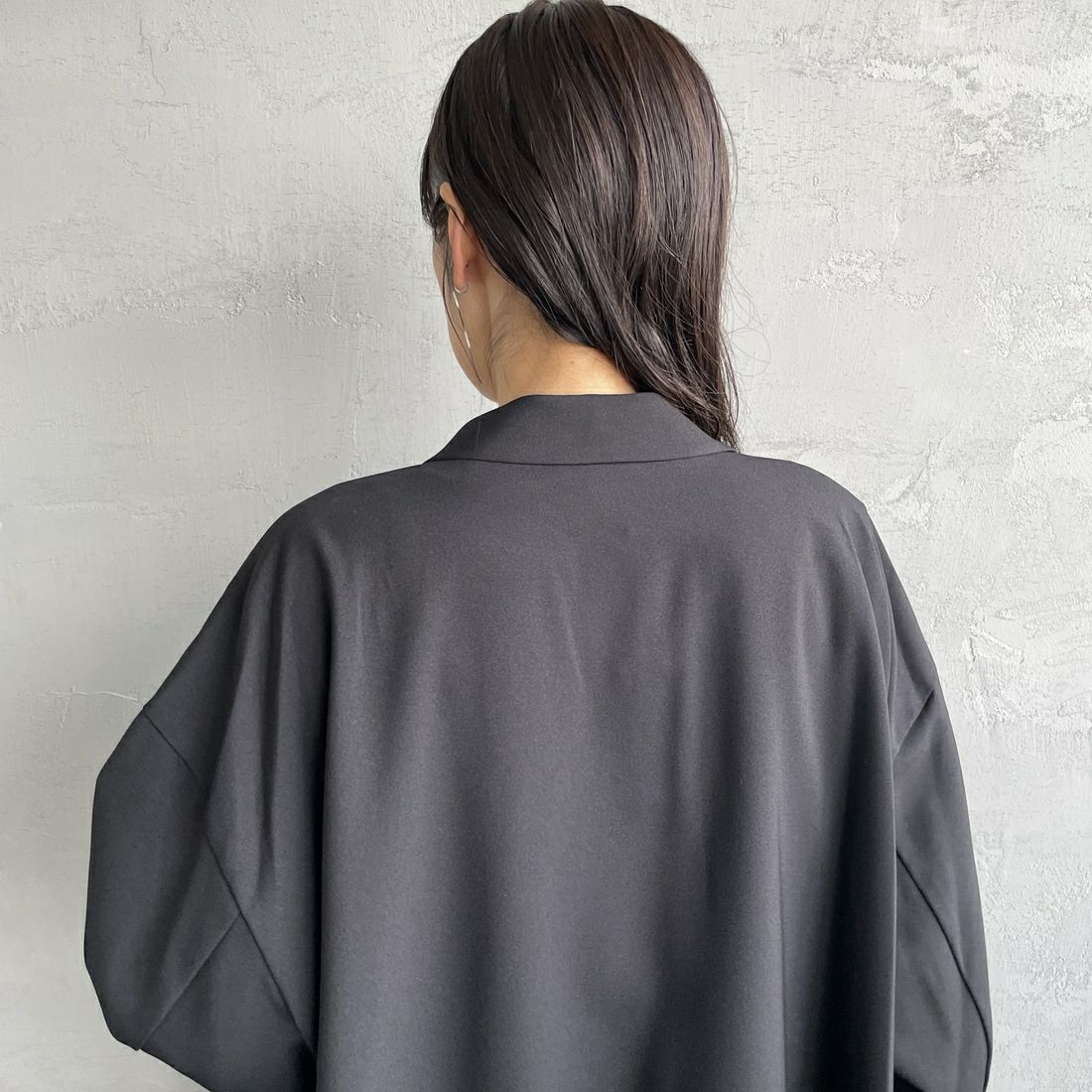 mizuiro ind [ミズイロインド] テーラードシャツジャケット [3-230103] 99 BLACK &&モデル身長：160cm 着用サイズ：F&&