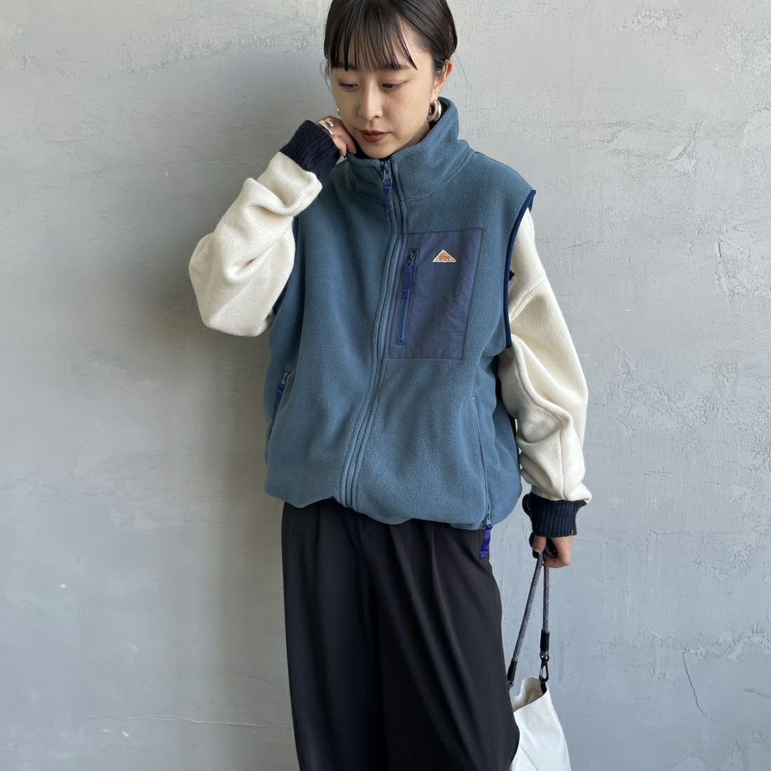 KELTY [ケルティ] 別注 フリース スタンドネックベスト [KE254W30IN02-JF] BLUE &&モデル身長：150cm 着用サイズ：S&&