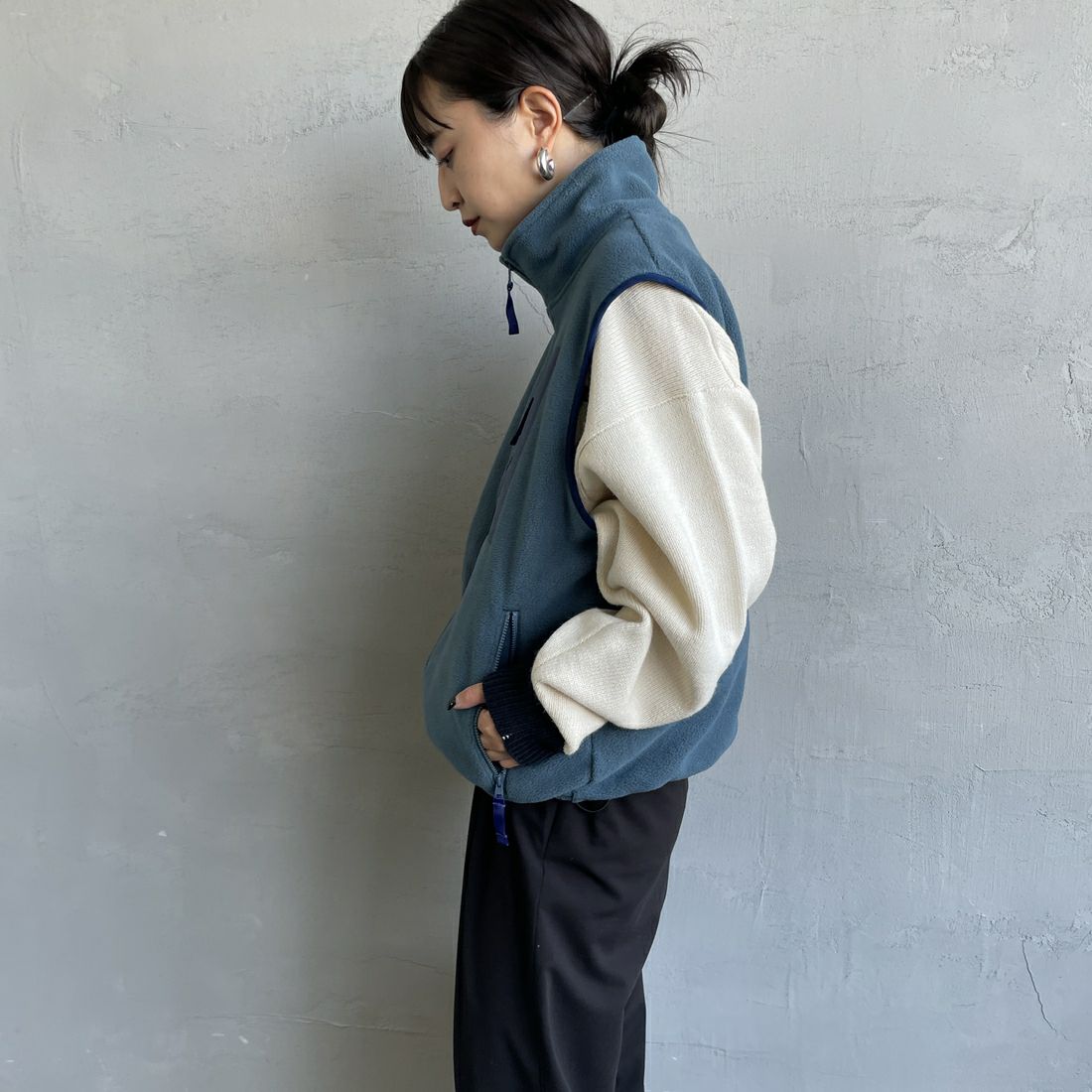 KELTY [ケルティ] 別注 フリース スタンドネックベスト [KE254W30IN02-JF] BLUE &&モデル身長：150cm 着用サイズ：S&&