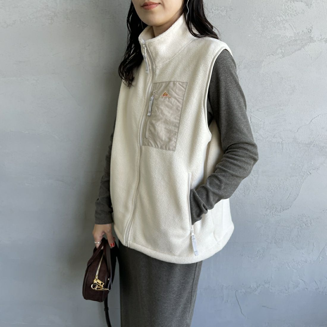 KELTY [ケルティ] 別注 フリース スタンドネックベスト [KE254W30IN02-JF] IVORY &&モデル身長：160cm 着用サイズ：S&&
