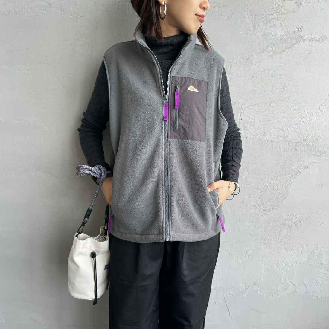 KELTY [ケルティ] 別注 フリース スタンドネックベスト [KE254W30IN02-JF] CHARCOAL &&モデル身長：159cm 着用サイズ：S&&