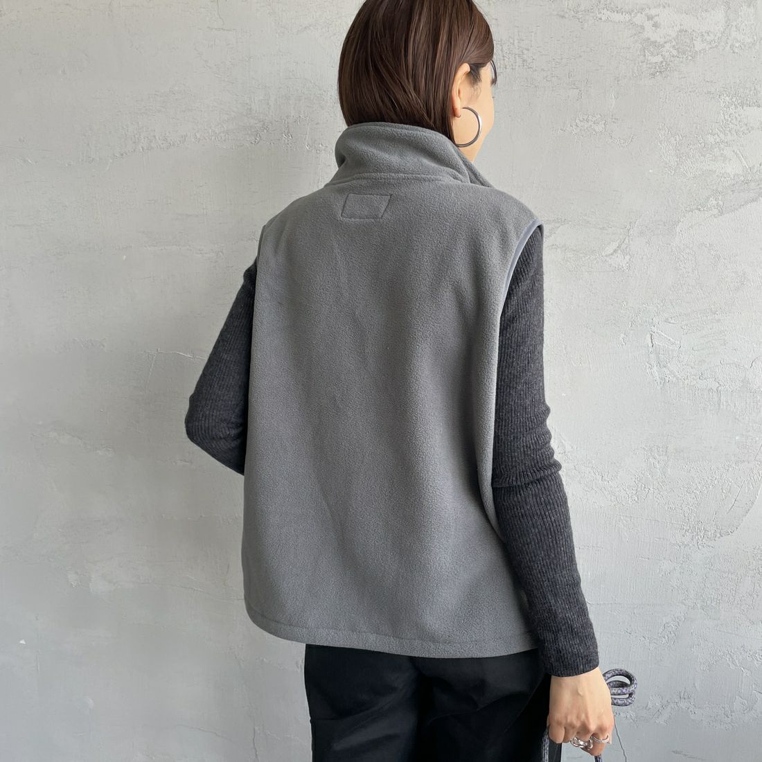 KELTY [ケルティ] 別注 フリース スタンドネックベスト [KE254W30IN02-JF] CHARCOAL &&モデル身長：159cm 着用サイズ：S&&