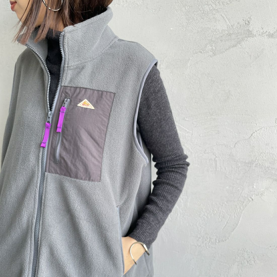 KELTY [ケルティ] 別注 フリース スタンドネックベスト [KE254W30IN02-JF] CHARCOAL &&モデル身長：159cm 着用サイズ：S&&