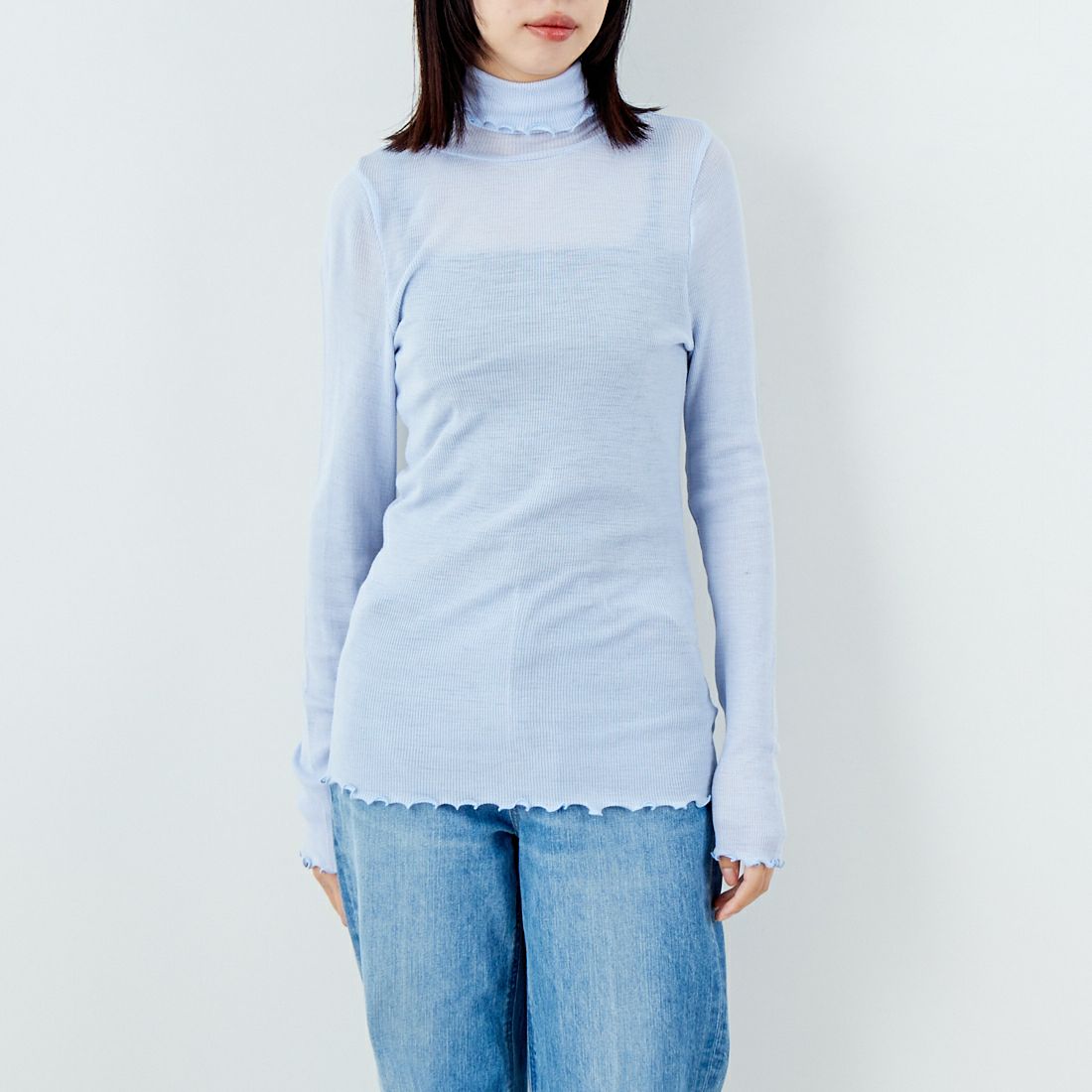 me. [ミードット] ウォッシャブル メリノウールタートルネックニット [ME-23309] 72 LT.BLUE &&モデル身長：162cm 着用サイズ：F&&