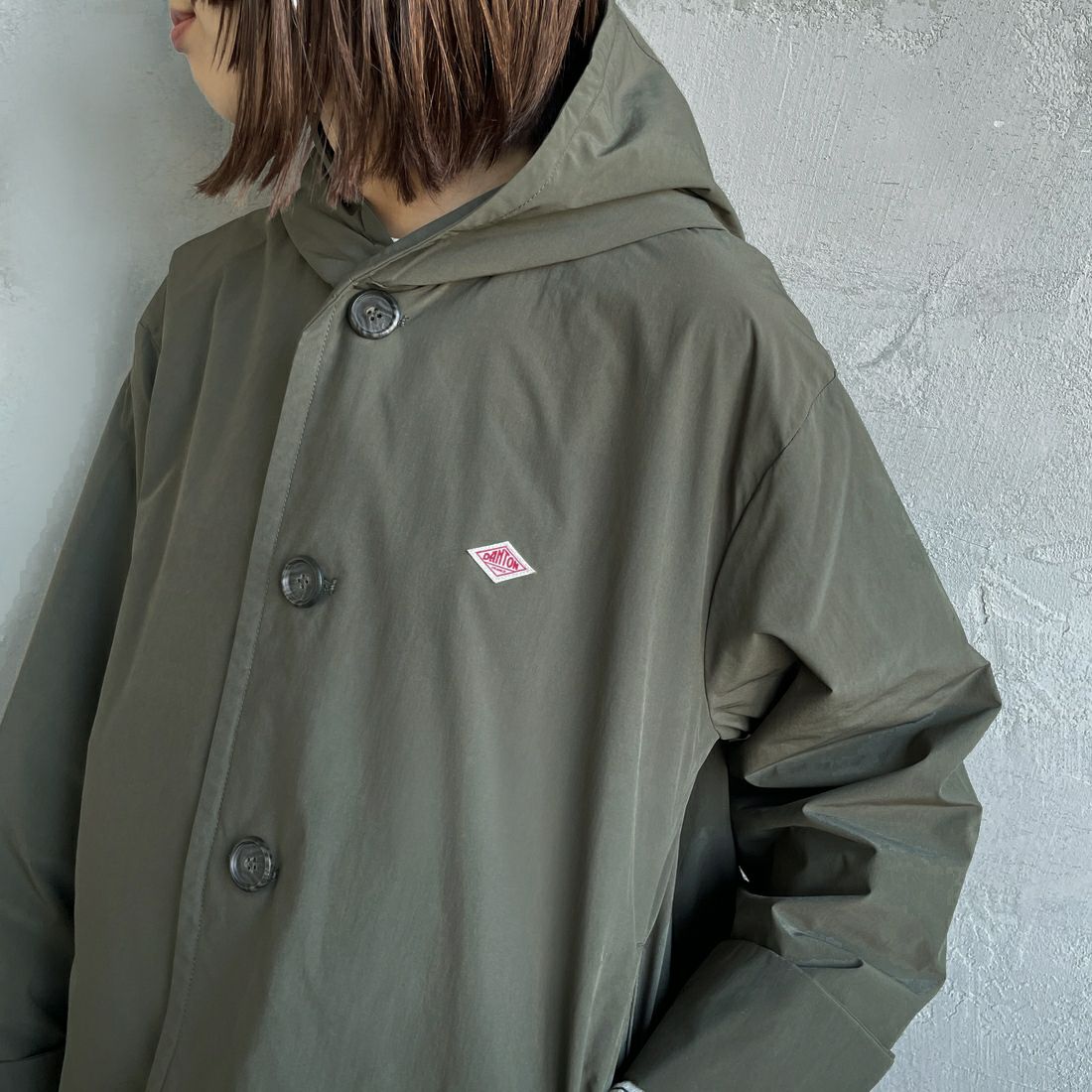 DANTON [ダントン] ピーチタフタ フーデッドジャケット [DT-A0673PNT] DEEP OLIVE &&モデル身長：160cm 着用サイズ：34&&