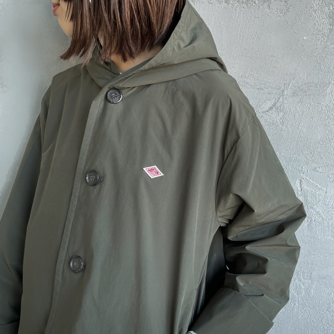 DANTON [ダントン] ピーチタフタ フーデッドジャケット [DT-A0673PNT] DEEP OLIVE &&モデル身長：160cm 着用サイズ：34&&