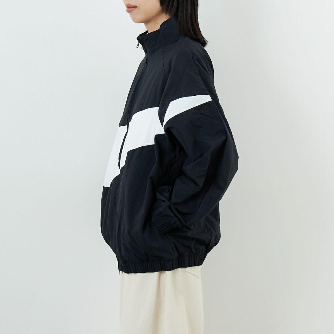 NIKE [ナイキ] ウィメンズ NSW オーバーサイズド ウーブンジャケット [HV4108] 010 BLACK &&モデル身長：162cm 着用サイズ：M&&