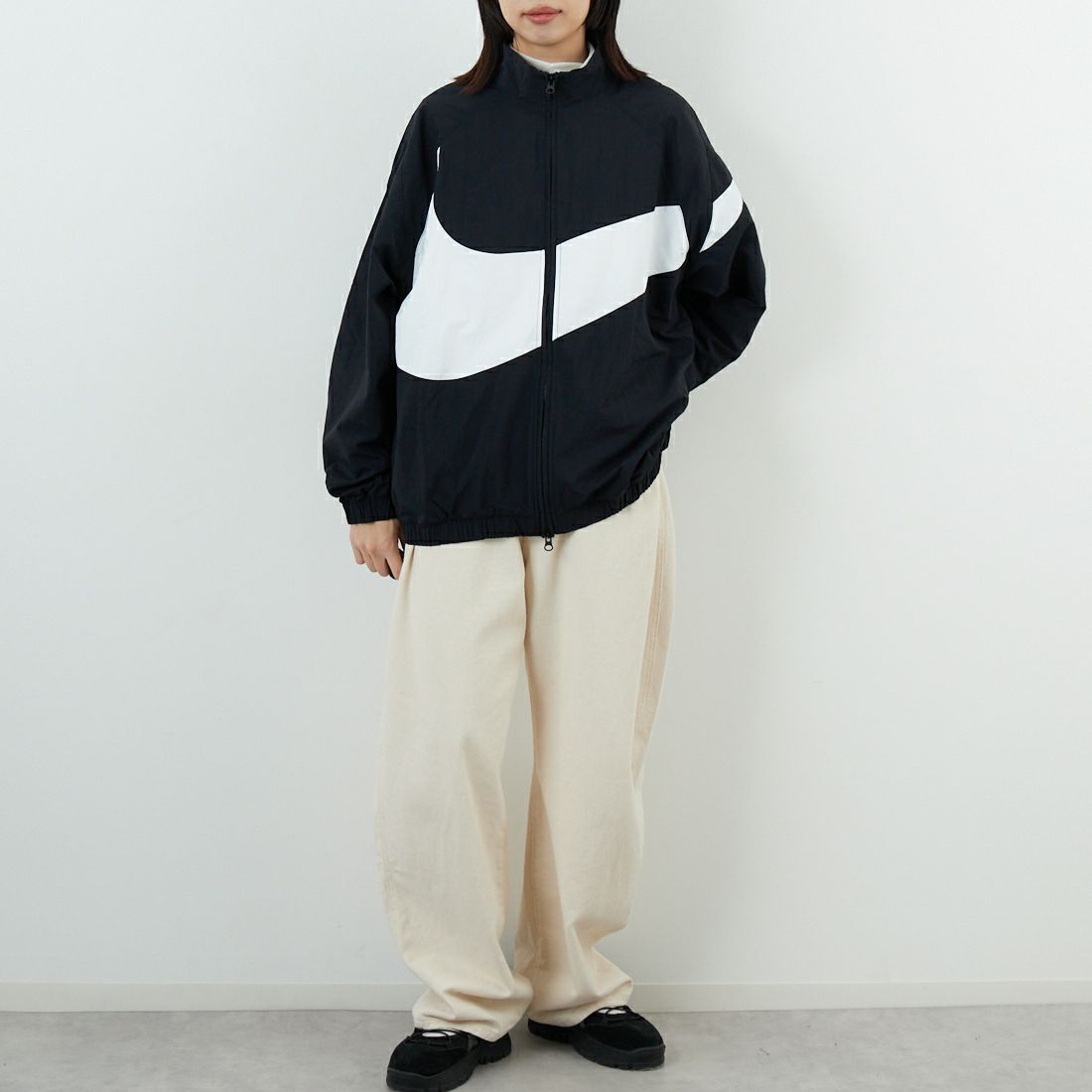 NIKE [ナイキ] ウィメンズ NSW オーバーサイズド ウーブンジャケット [HV4108] 010 BLACK &&モデル身長：162cm 着用サイズ：M&&