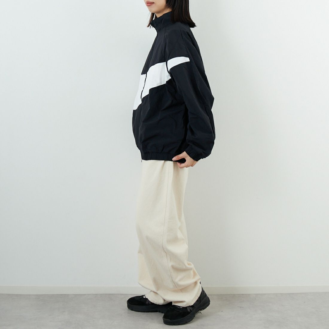 NIKE [ナイキ] ウィメンズ NSW オーバーサイズド ウーブンジャケット [HV4108] 010 BLACK &&モデル身長：162cm 着用サイズ：M&&