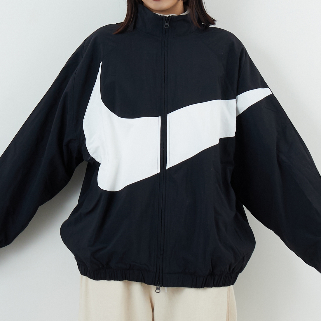 NIKE [ナイキ] ウィメンズ NSW オーバーサイズド ウーブンジャケット [HV4108] 010 BLACK &&モデル身長：162cm 着用サイズ：M&&
