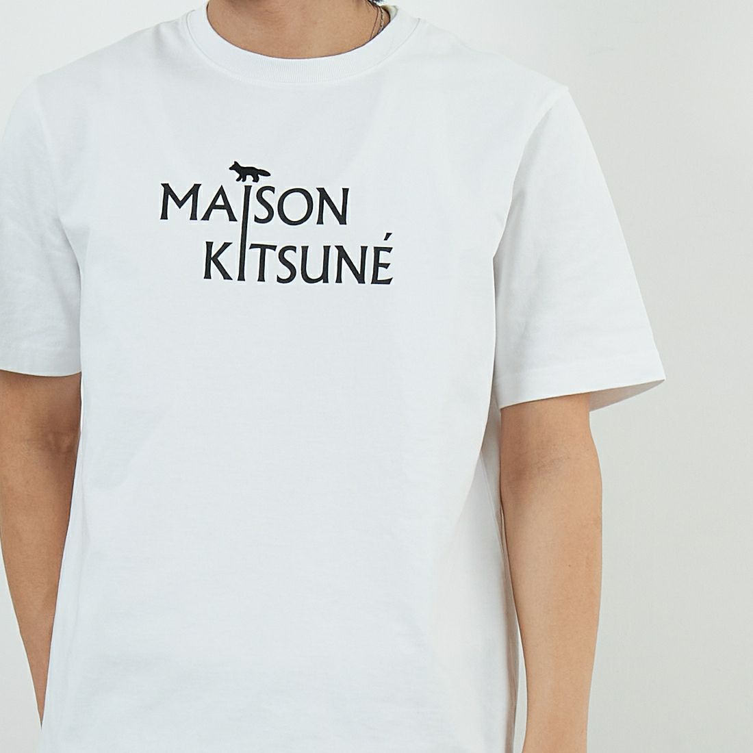 MAISON KITSUNE [メゾン キツネ] PILLAR コンフォートTシャツ [PM00115KJ7025] P100 WHITE &&モデル身長：179cm 着用サイズ：S&&