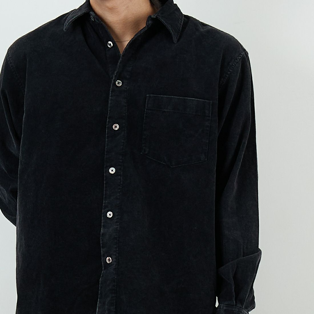 SLICK [スリック] サルファーダイ コーデュロイレギュラーシャツ [5121041] 700 BLACK &&モデル身長：179cm 着用サイズ：1&&