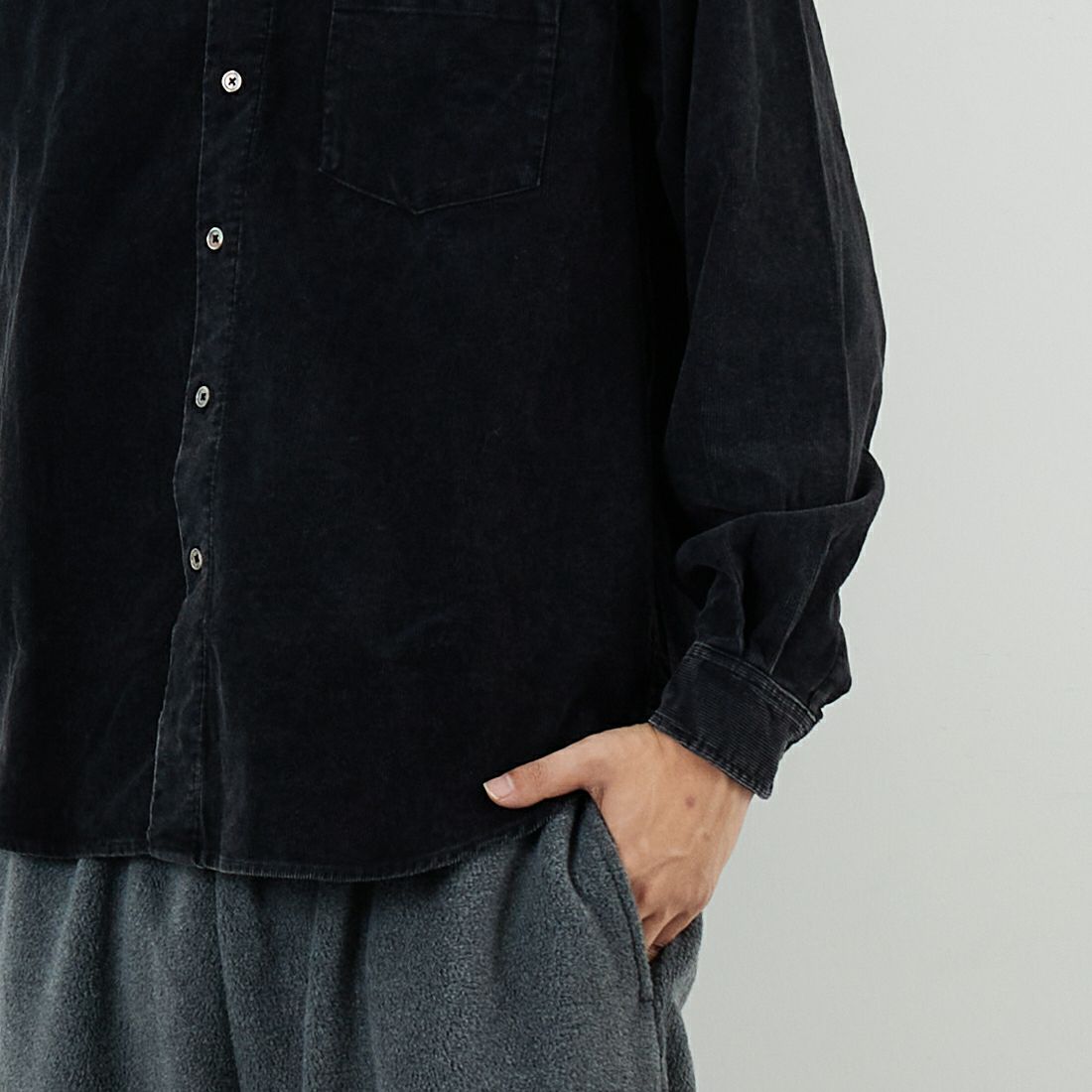 SLICK [スリック] サルファーダイ コーデュロイレギュラーシャツ [5121041] 700 BLACK &&モデル身長：179cm 着用サイズ：1&&