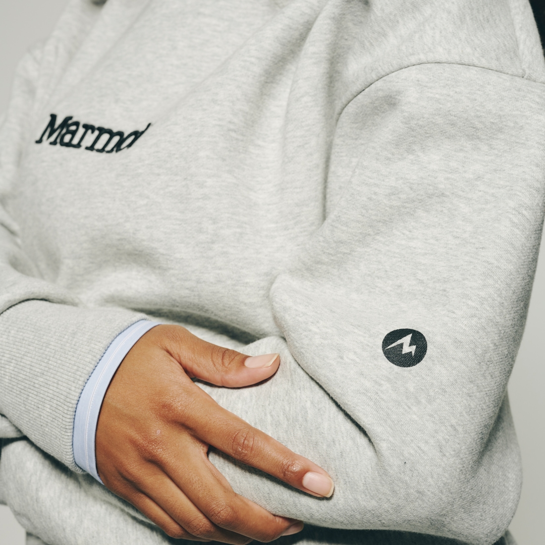 Marmot [マーモット] 別注 ブランド刺繍ロゴ クルーネックスウェット [MTFW25USW364IN-JF] TOP GRAY