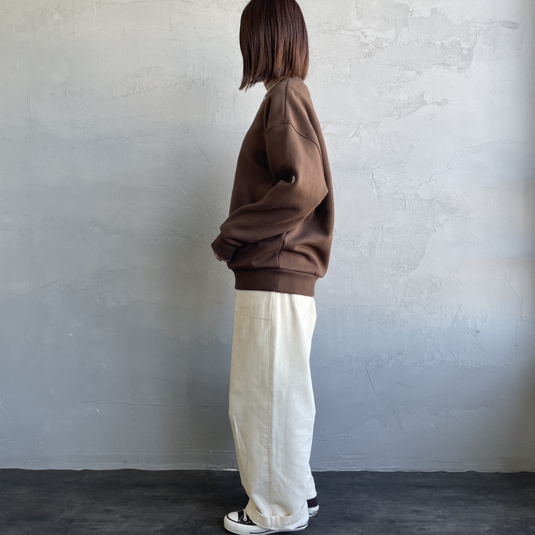 Marmot [マーモット] 別注 ブランド刺繍ロゴ クルーネックスウェット [MTFW25USW364IN-JF] BROWN &&モデル身長：159cm 着用サイズ：S&&