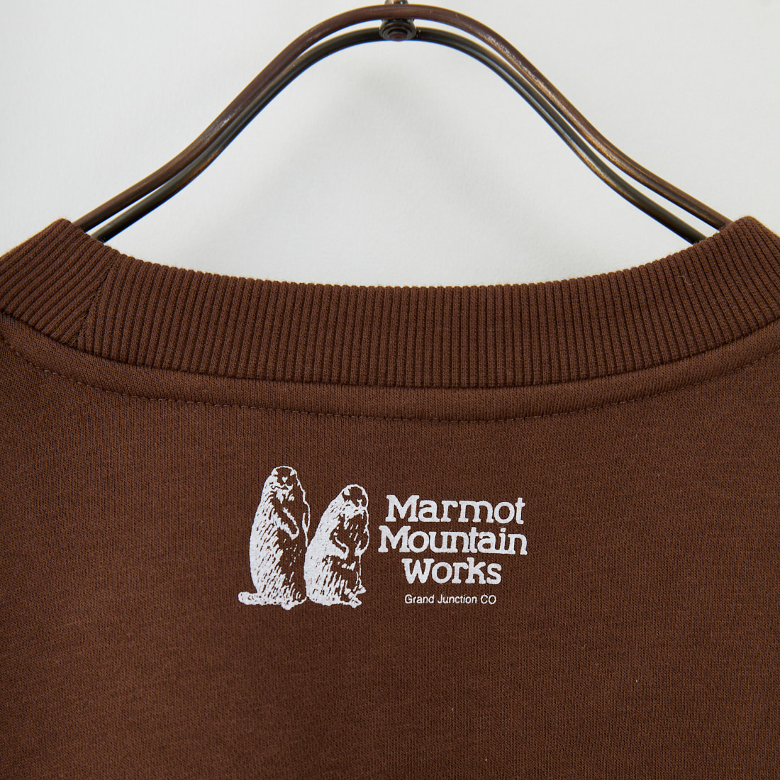 Marmot [マーモット] 別注 ブランド刺繍ロゴ クルーネックスウェット [MTFW25USW364IN-JF] BROWN