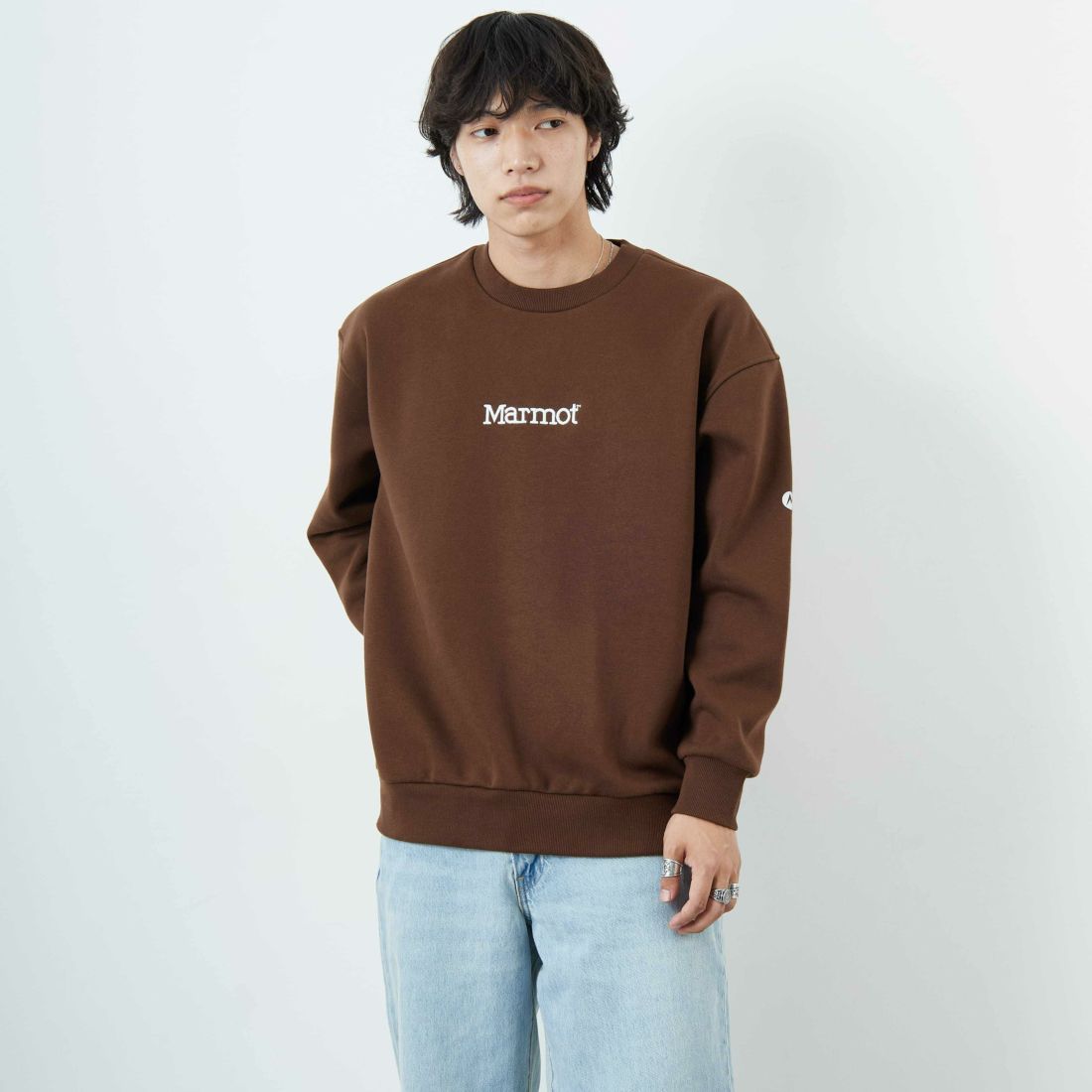 Marmot [マーモット] 別注 ブランド刺繍ロゴ クルーネックスウェット [MTFW25USW364IN-JF] BROWN &&モデル身長：179cm 着用サイズ：L&&