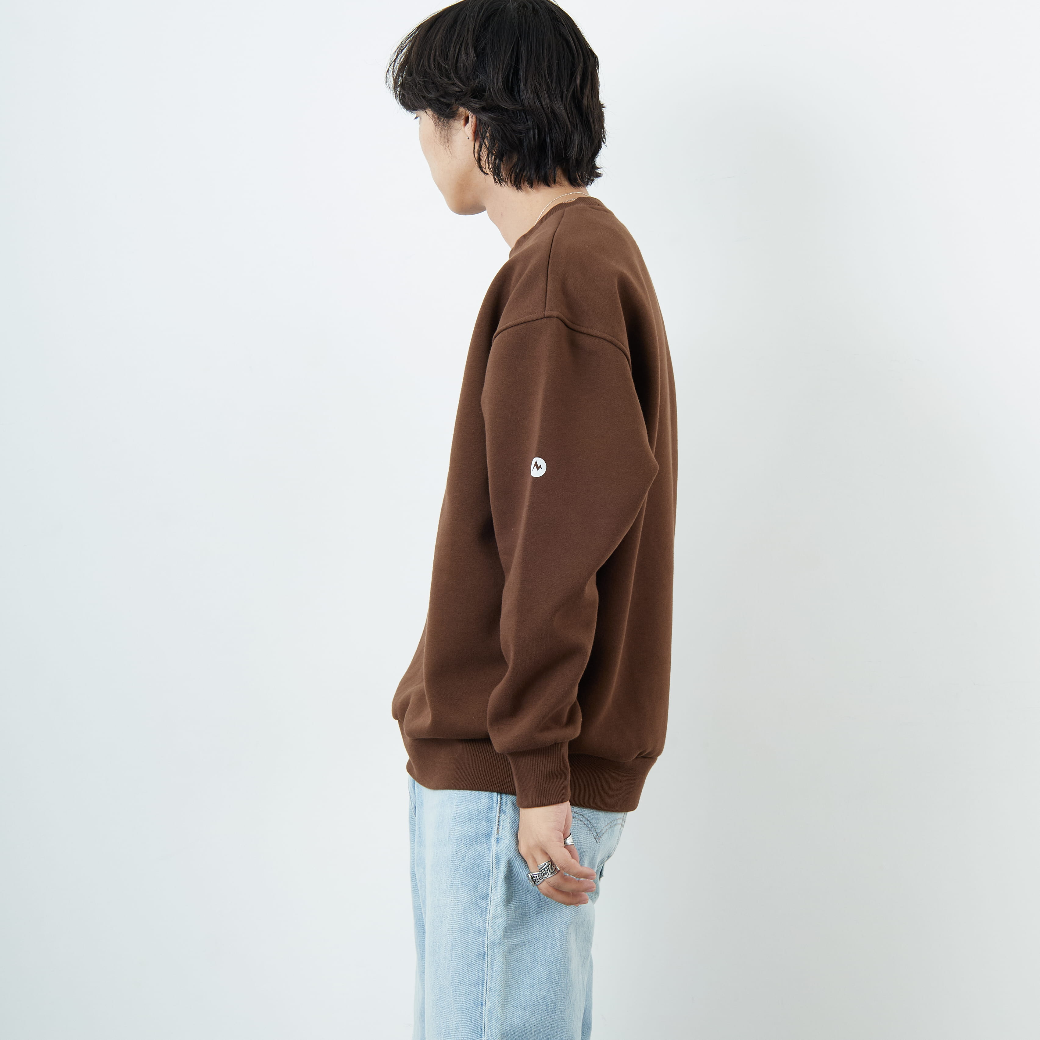 Marmot [マーモット] 別注 ブランド刺繍ロゴ クルーネックスウェット [MTFW25USW364IN-JF] BROWN &&モデル身長：179cm 着用サイズ：L&&