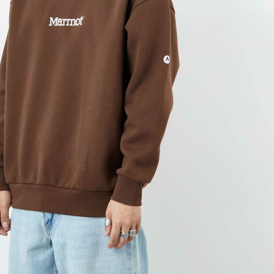 Marmot [マーモット] 別注 ブランド刺繍ロゴ クルーネックスウェット [MTFW25USW364IN-JF] BROWN &&モデル身長：179cm 着用サイズ：L&&