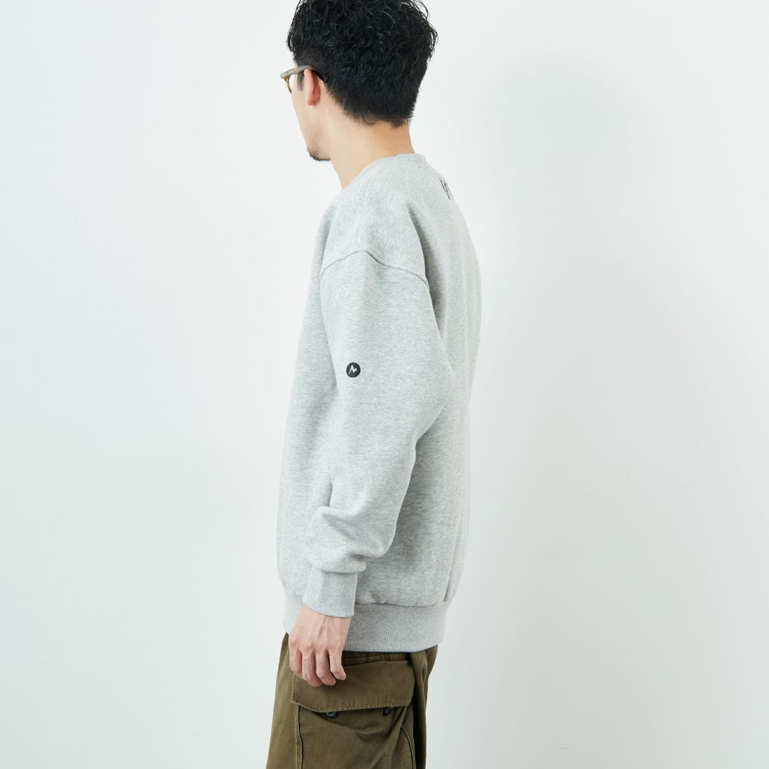 Marmot [マーモット] 別注 ブランド刺繍ロゴ クルーネックスウェット [MTFW25USW364IN-JF] TOP GRAY &&モデル身長：168cm 着用サイズ：L&&