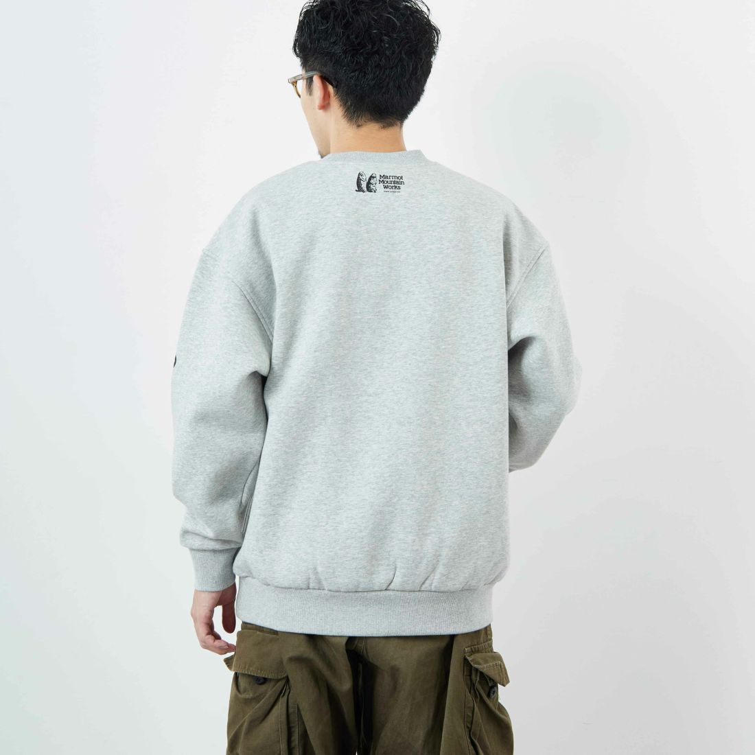 Marmot [マーモット] 別注 ブランド刺繍ロゴ クルーネックスウェット [MTFW25USW364IN-JF] TOP GRAY &&モデル身長：168cm 着用サイズ：L&&