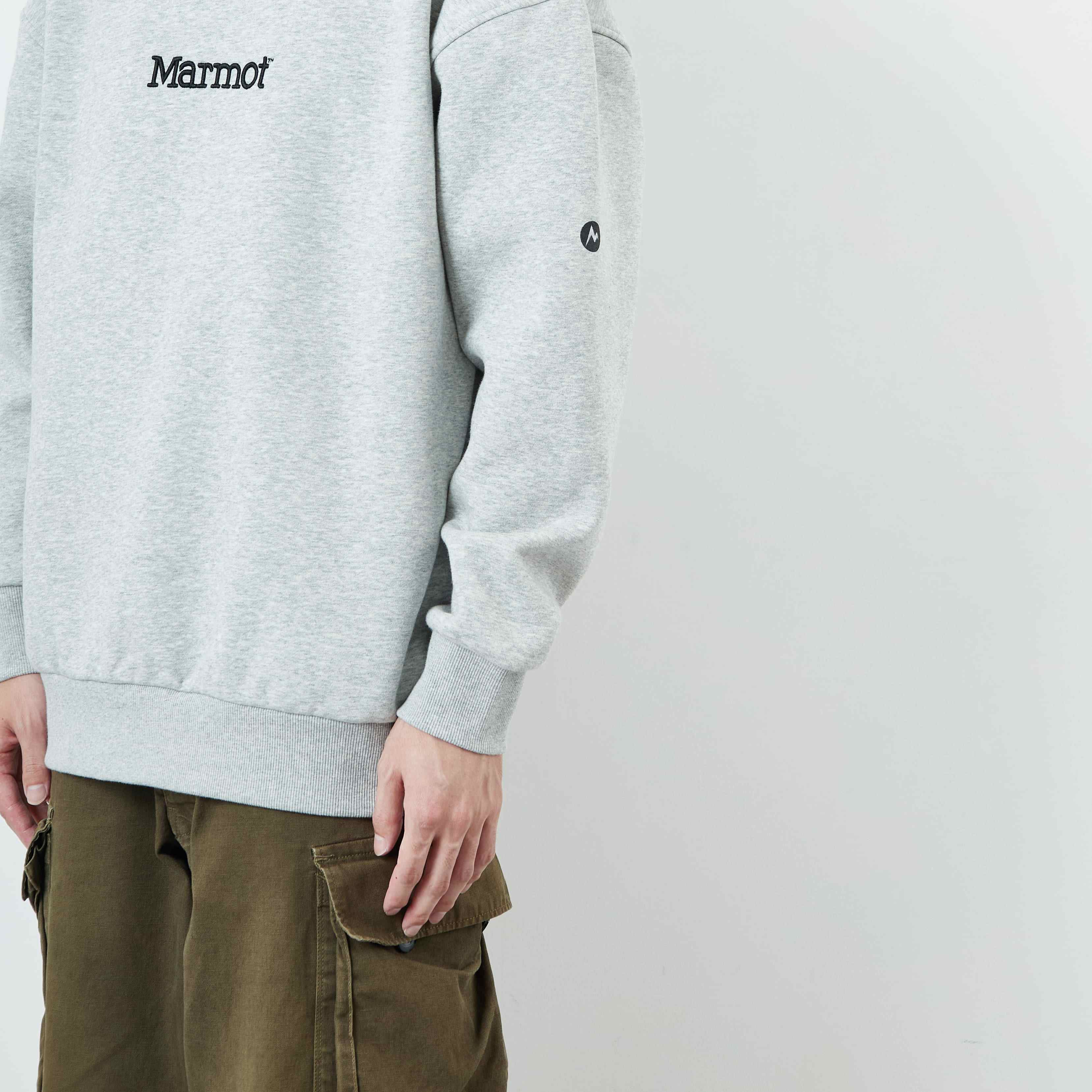 Marmot [マーモット] 別注 ブランド刺繍ロゴ クルーネックスウェット [MTFW25USW364IN-JF] TOP GRAY &&モデル身長：168cm 着用サイズ：L&&