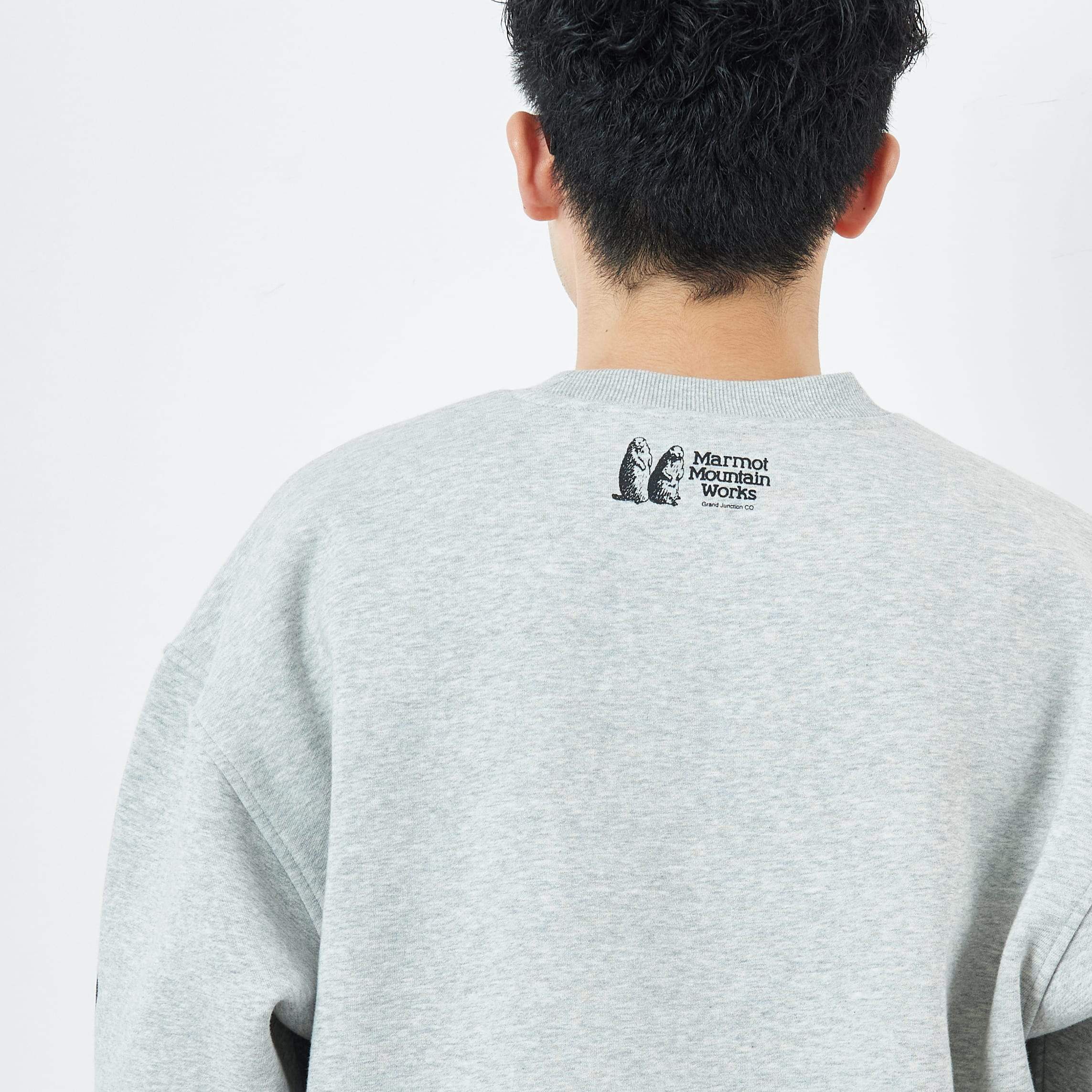 Marmot [マーモット] 別注 ブランド刺繍ロゴ クルーネックスウェット [MTFW25USW364IN-JF] TOP GRAY &&モデル身長：168cm 着用サイズ：L&&