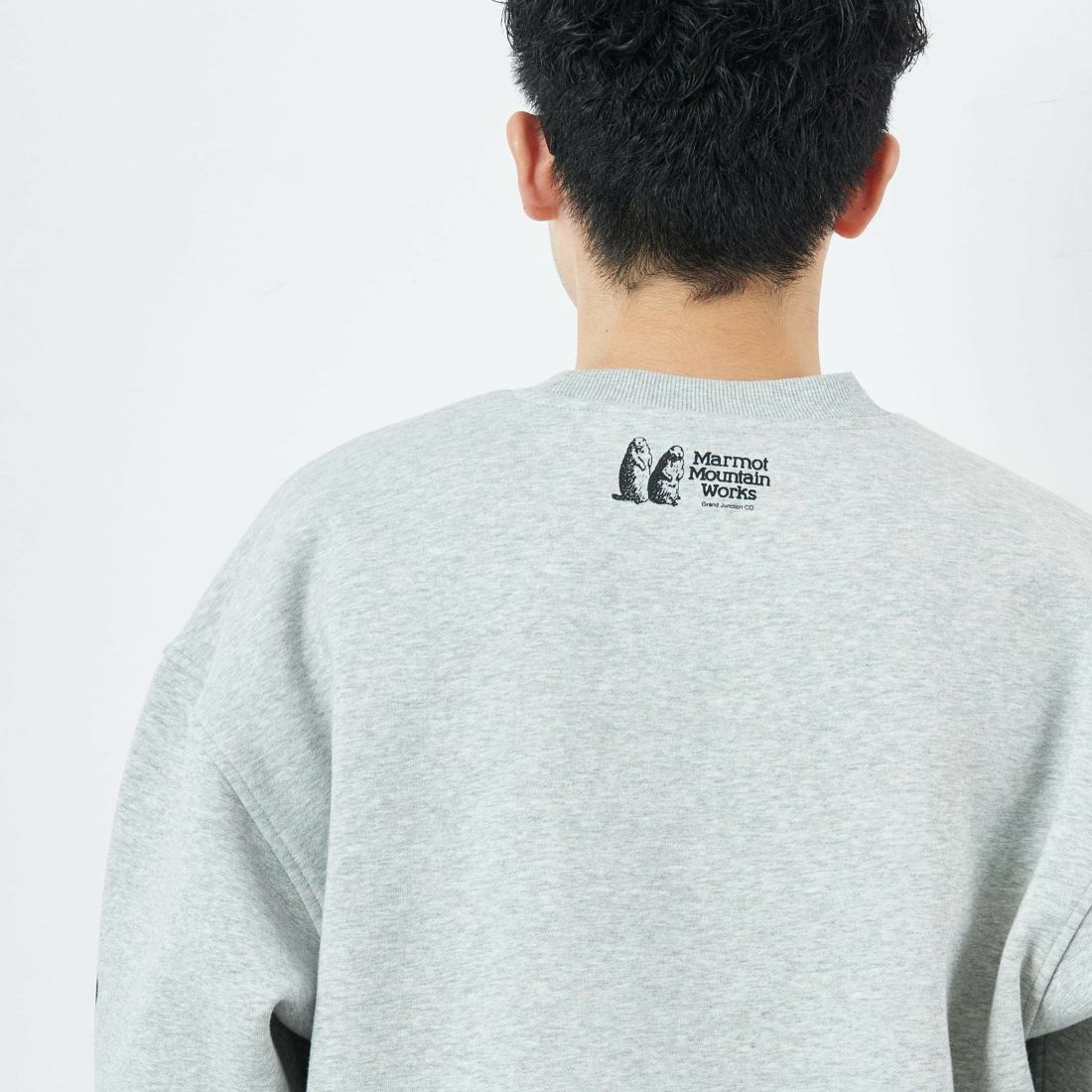 Marmot [マーモット] 別注 ブランド刺繍ロゴ クルーネックスウェット [MTFW25USW364IN-JF] TOP GRAY &&モデル身長：168cm 着用サイズ：L&&