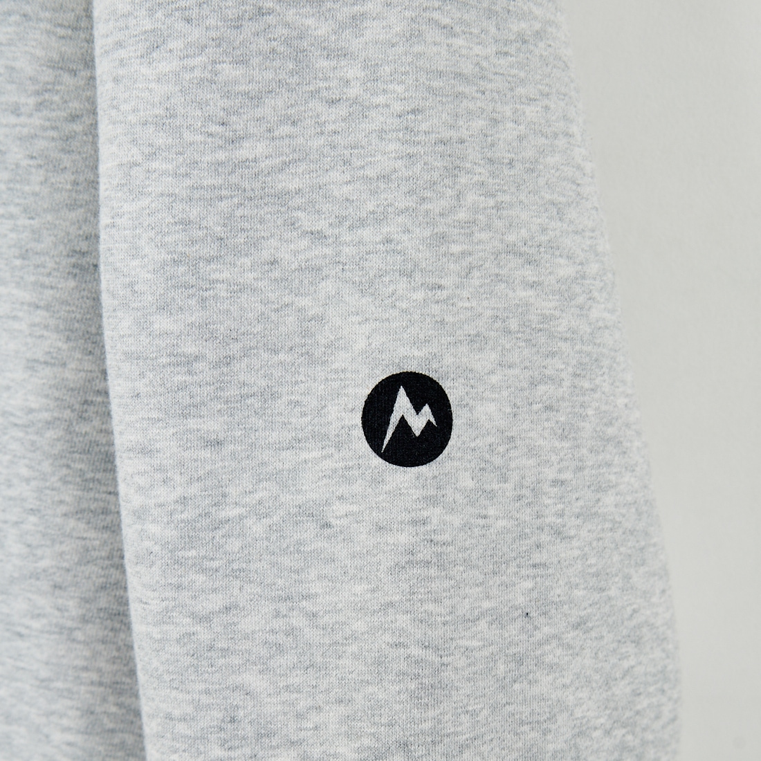 Marmot [マーモット] 別注 ブランド刺繍ロゴ クルーネックスウェット [MTFW25USW364IN-JF] TOP GRAY