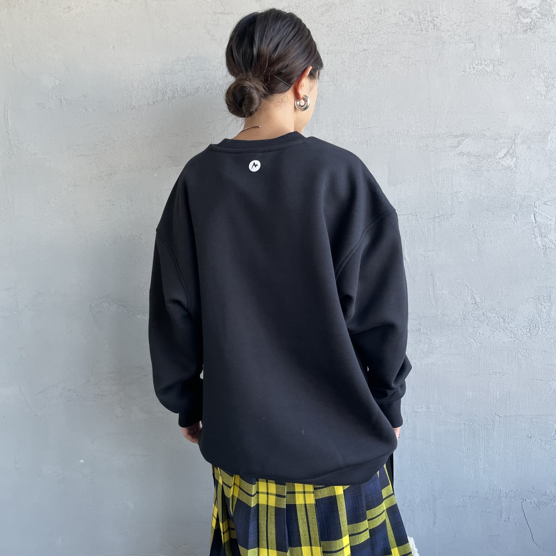Marmot [マーモット] 別注 ワンポイントロゴ ポケットスウェット [MTFW25USW361IN-JF] BLACK &&モデル身長：150cm 着用サイズ：S&&